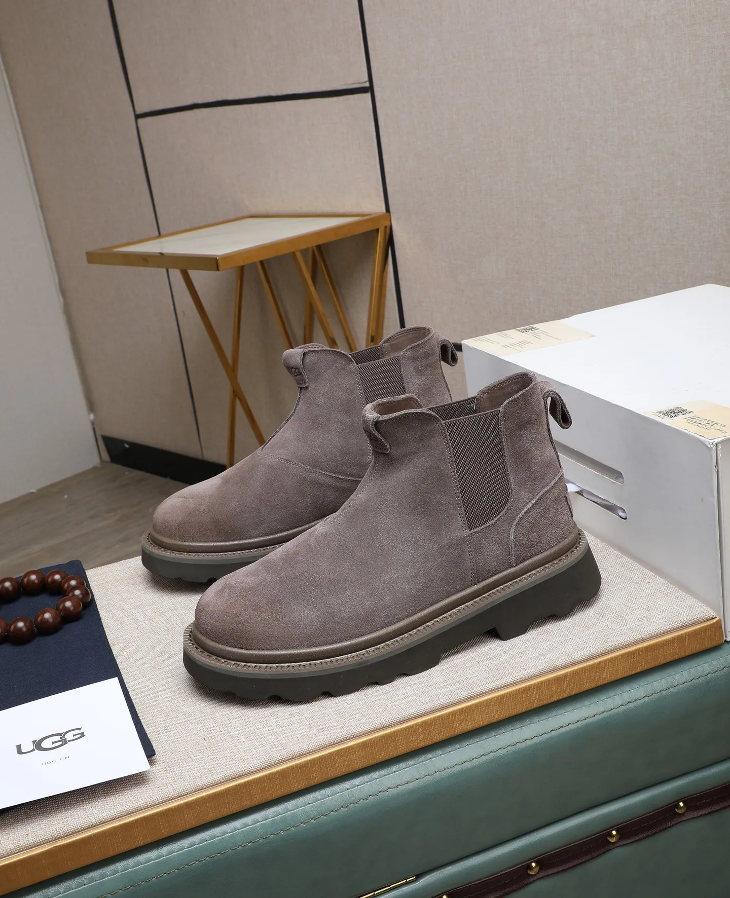 Men's shoes 💰640 (full genuine wool lining, 10% off for fake ones) Please pay attention to the quality of the original item and compare the thickness of the wool 🏮🏮 Popular UGG men's shoes from Australia's warm luxury brand, the official website is synchronized, Beckham men's style..., made of imported first-layer waxed cowhide, waxed toe cap, Australian real wool velvet lining Carefully sewn...Imported rubber Martin boots outsole (comfortable, soft, wear-resistant) The quality is really great...Exquisite workmanship, you won't be able to put it down at first sight, size 39-44 (customized in 45)